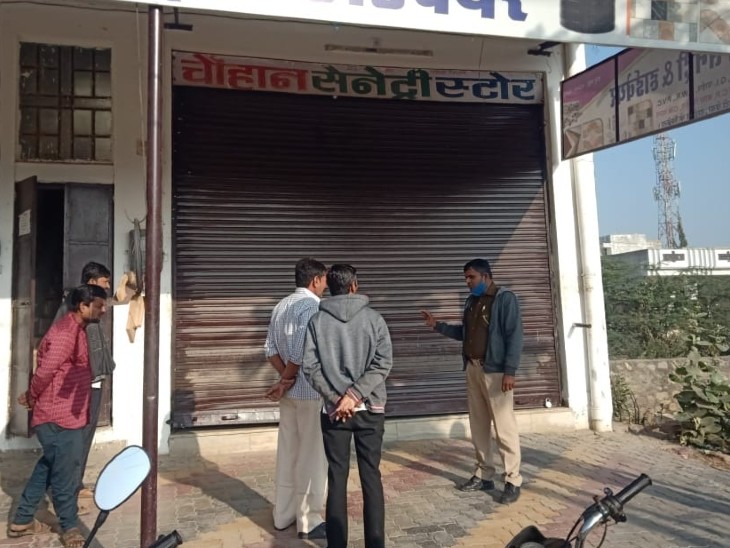 पाली के नया गांव रोड स्थित सात दुकानों के ताले टूटने की खबर पर मौके पर पहुंची पुलिस जांच करते हुए।