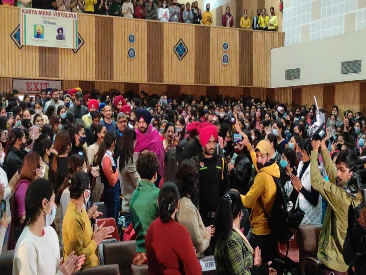 ‘पंजाब दा भविख’ प्रोग्राम में नवजोत सिद्धू व अन्य।