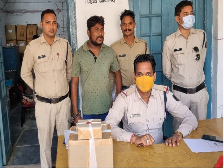 कोतवाली थाने में पुलिस गिरफ्त में आया पैडलर।