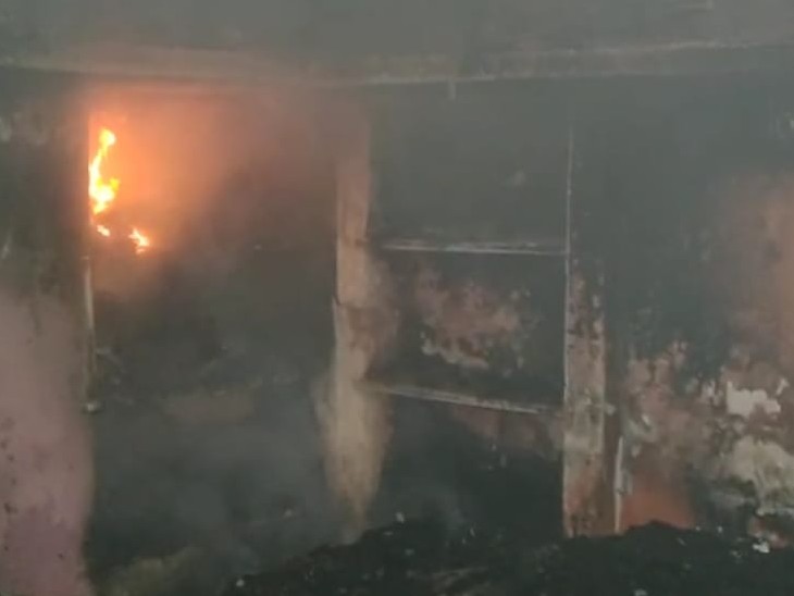 आरोपी युवक का घर जलाया।