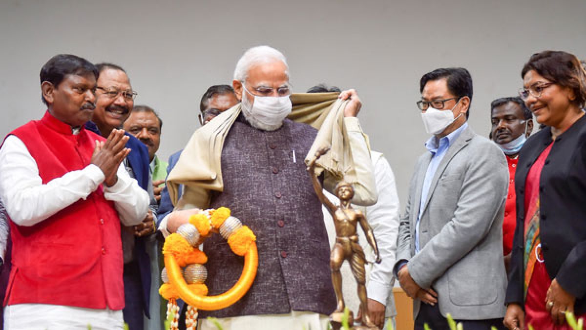 भाजपा संसदीय समित की बैठक में PM मोदी का सम्मान करते पार्टी सांसद।