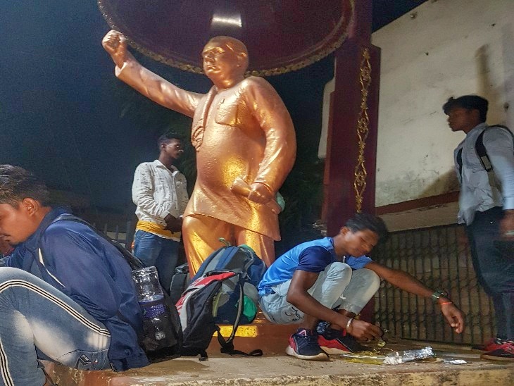 इन युवकों ने पूछा क्या बड़े ऐसे खाना खाते हैं।