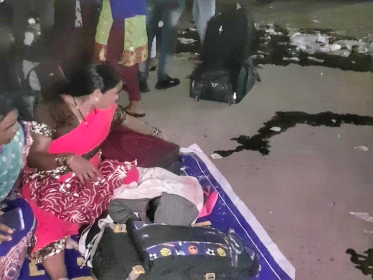जहां बच्चे को सुलाया वहां पानी बहकर आ गया।