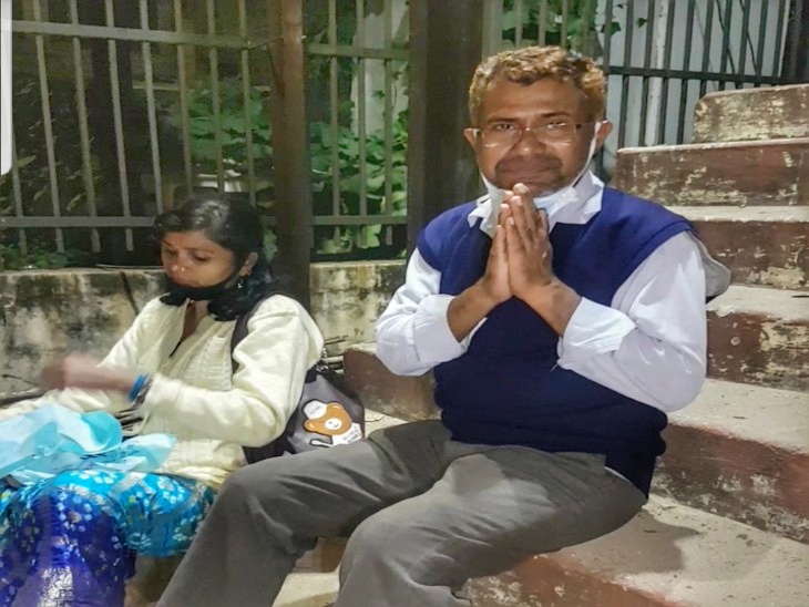 पुलिसकर्मियों के लिए आंदोलन करने वाले कार्यकर्ता राकेश यादव भी रातभर डटे रहे।