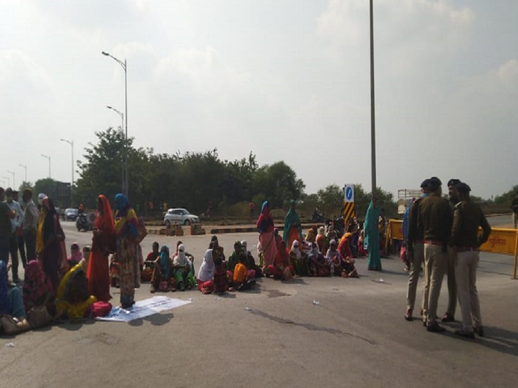नवा रायपुर में चक्का जाम।
