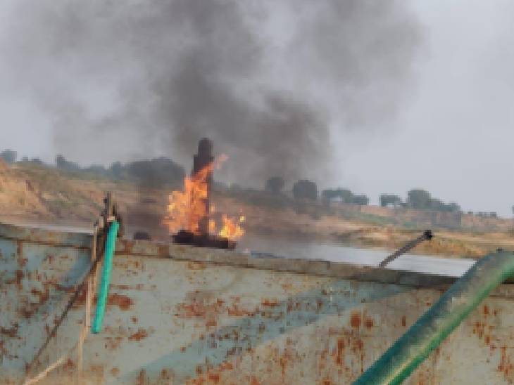 पनडुब्बी को किया आग के हवाले। - Dainik Bhaskar