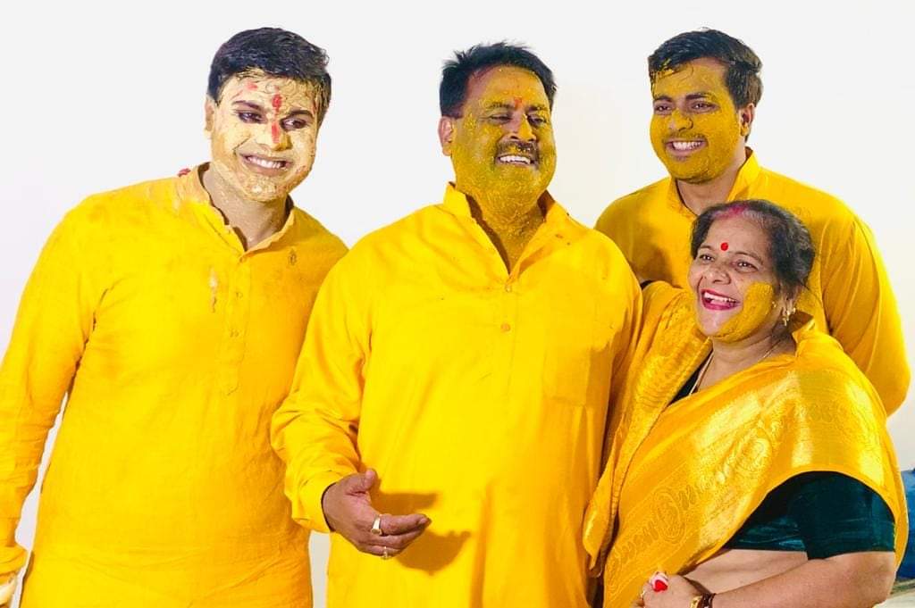 बेटे की हल्दी रस्म के दौरान भाजपा नेता भानु प्रताप व परिजन