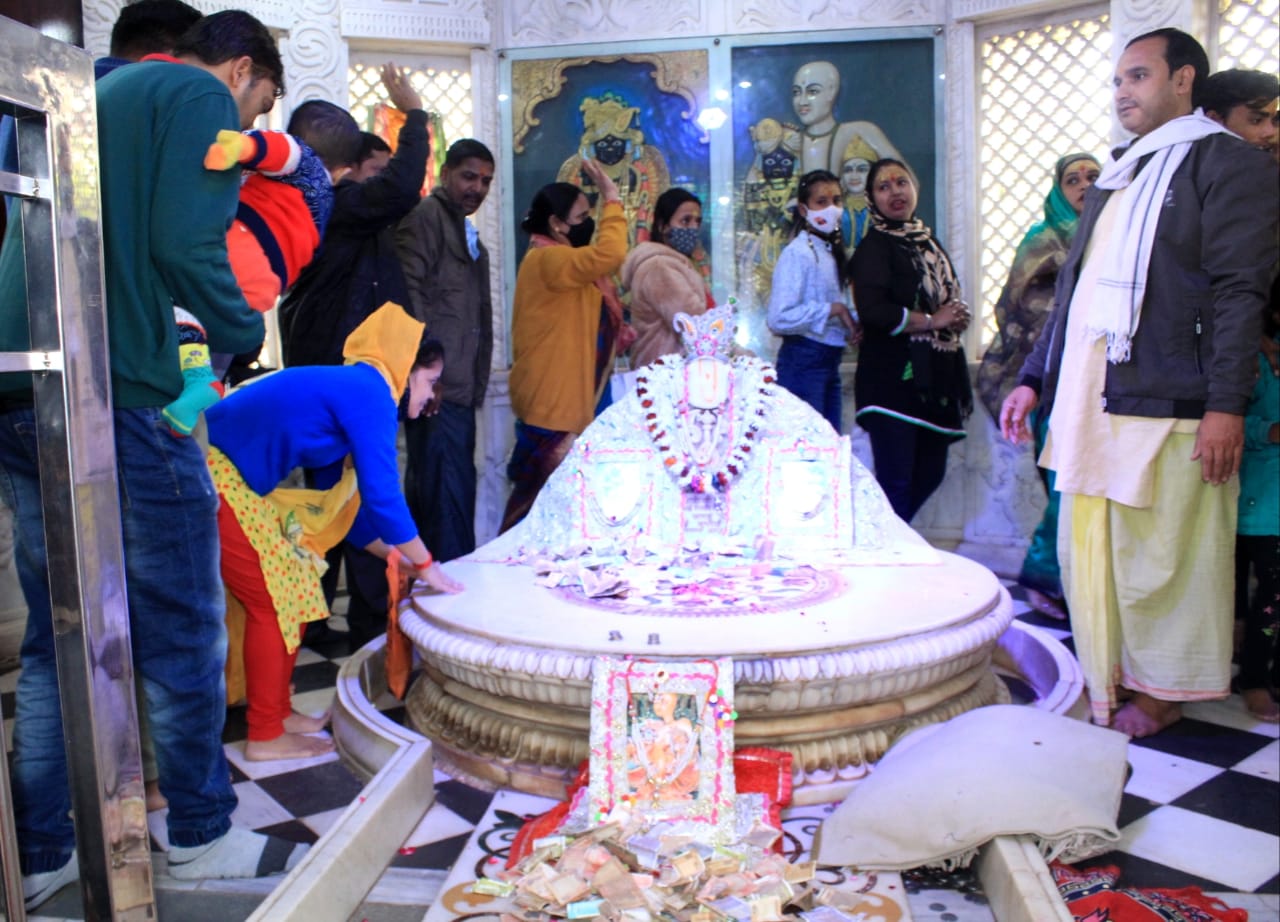 निधिवन राज मंदिर से शुरू होने वाली शोभायात्रा नगर भ्रमण करते हुए मंदिर पहुंचेगी।