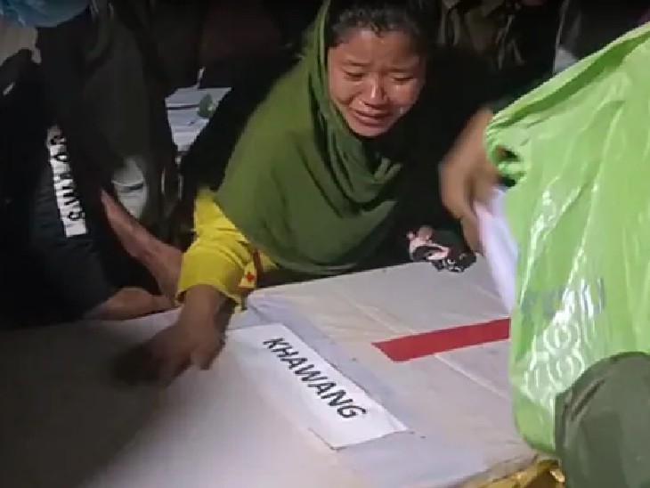 सेना की फायरिंग में मारे गए परिजन के ताबूत से लिपटकर रोती महिला।