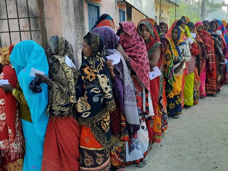 भोजपुर में मतदान केंद्र के बाहर लाइन में लगीं महिला मतदाता।