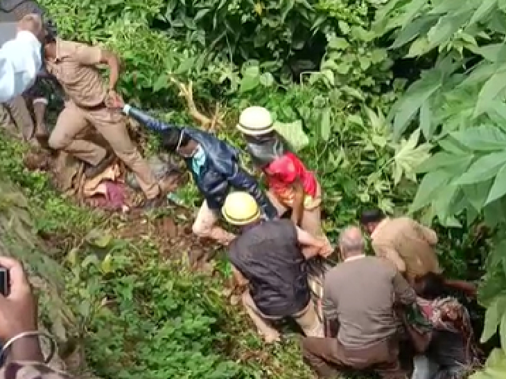 हादसे के बाद घायलों को इलाज के लिए ले जाते रेस्क्यू ऑपरेशन दल के कर्मचारी। पहाड़ी के नीचे रेस्क्यू ऑपरेशन चलाने में कड़ी मशक्कत करनी पड़ी।