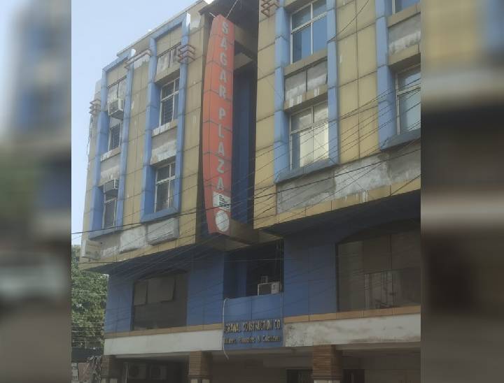 एमपी नगर की इस बिल्डिंग में है सेज ग्रुप का ऑफिस। जहां पर इनकम टैक्स विभाग की टीम कार्रवाई कर रही है।