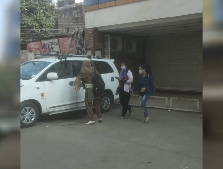 कार्रवाई के चलते वापस लौटते कर्मचारी।