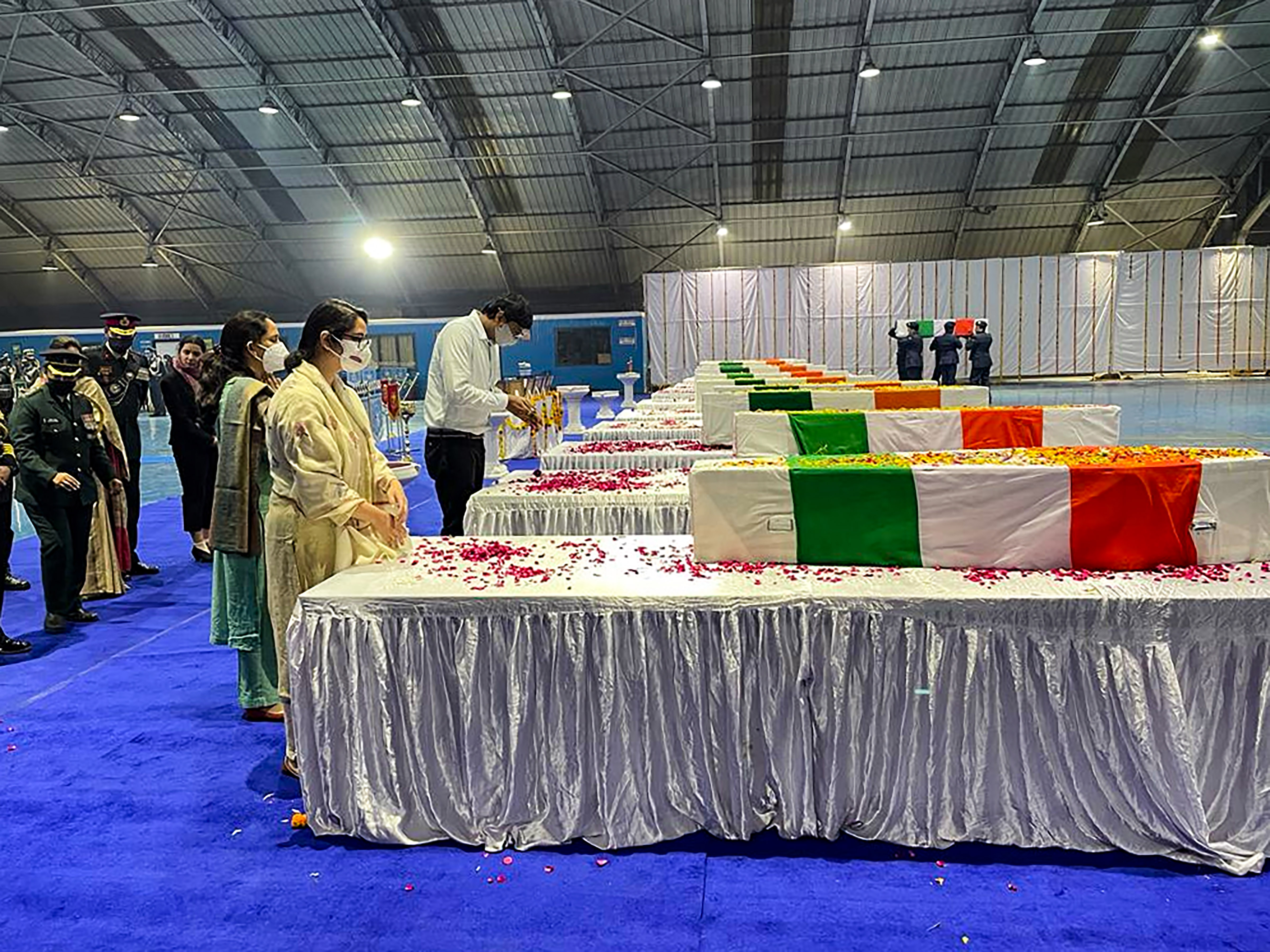 सीडीएस रावत की बेटी कीर्तिका और तारिणी ने माता-पिता के पार्थिव शरीर को प्रणाम कर ताबूत पर मत्था टेका।