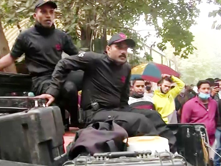 NSF और डॉग स्क्वायड की टीमें धमाके के बाद रोहिणी कोर्ट पहुंची हैं।