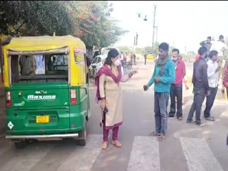 बिना परमिट के चलते ऑटो पर कार्रवाई करती एआरटीओ रिंकू शर्मा - Dainik Bhaskar