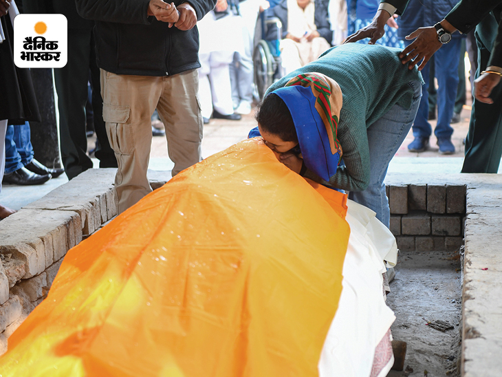 ब्रिगेडियर लिड्डर की बेटी ने पिता को चूम कर विदाई दी।