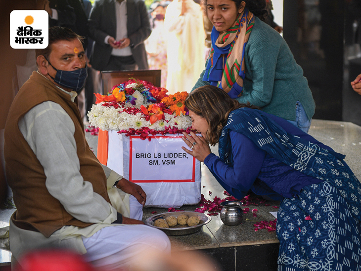 ब्रिगेडियर लिड्डर की पत्नी उनका ताबूत देखकर फफक पड़ीं, वे बार-बार उसे चूमती रहीं।