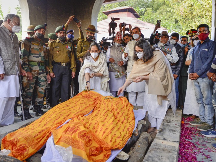 शुक्रवार को नई दिल्ली में बरार स्क्वायर श्मशान में अपने माता-पिता के अंतिम संस्कार के दौरान दोनों बेटियां कृतिका और तारिणी।