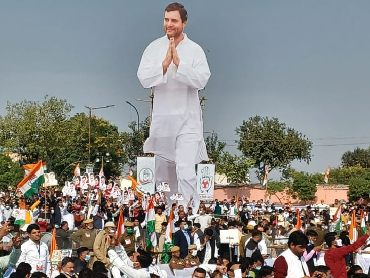 विद्याधर नगर स्टेडियम में रैली स्थल पर राहुल गांधी का पोस्टर लगाया गया। यहां तीन अलग-अलग डोम बनाए गए थे।