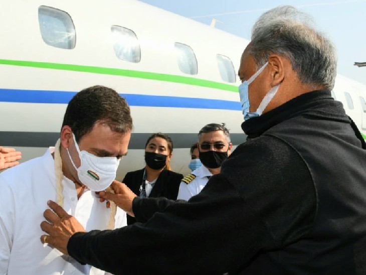 राहुल गांधी का स्वागत करते सीएम अशोक गहलोत।