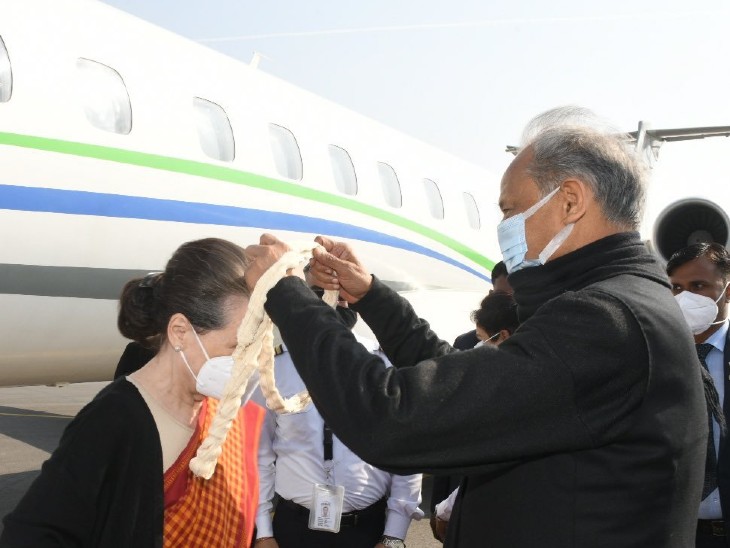 एयरपोर्ट पर सीएम ने सोनिया गांधी का किया स्वागत।