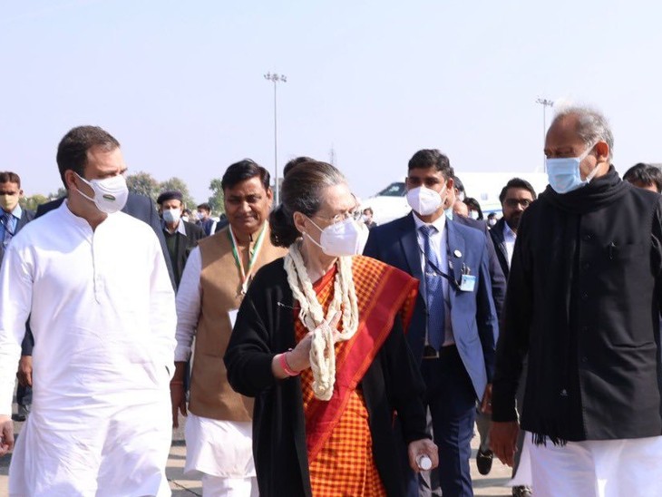 एयरपोर्ट पर सोनिया गांधी व राहुल गांधी के साथ सीएम अशोक गहलोत।