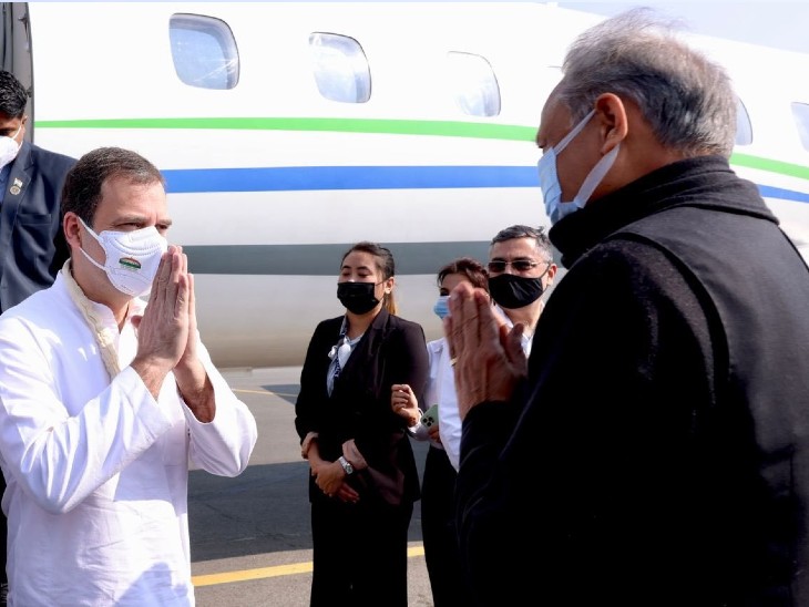 एयरपोर्ट पर दोनों ने एक-दूसरे को हाथ जोड़कर अभिवादन किय।