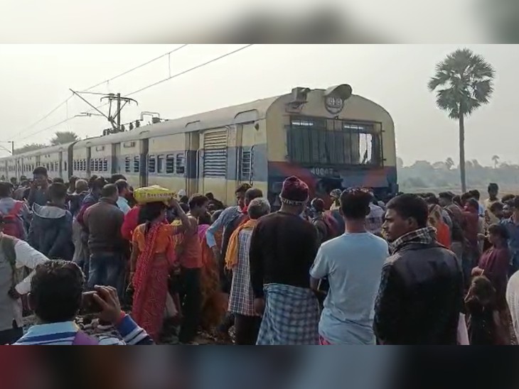ईंट से लदे ट्रैक्टर से टकराई गया-पटना पैंसेंजर ट्रेन, हादसे के बाद पटरी से उतरा ट्रेन का इंजन, दो यात्री जख्मी, 3 जोड़ी ट्रेनें प्रभावित, ट्रेन चालक ने बचाई हजारों यात्रियों की जान | Deshaj Times ईंट से लदे ट्रैक्टर से टकराई गया-पटना पैंसेंजर ट्रेन, हादसे के बाद पटरी से उतरा ट्रेन का इंजन, दो यात्री जख्मी, 3 जोड़ी ट्रेनें प्रभावित, ट्रेन चालक ने बचाई हजारों यात्रियों की जान