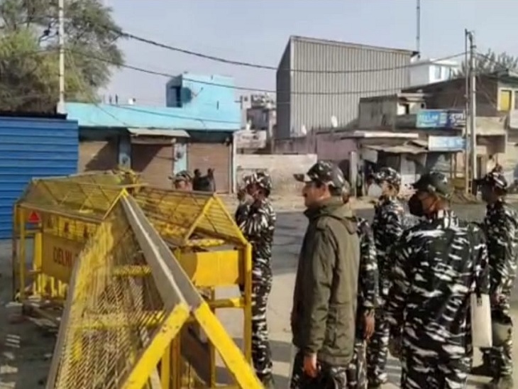 टीकरी बॉर्डर पर दिल्ली पुलिस द्वारा लगाए गए अस्थायी बैरिकेड।