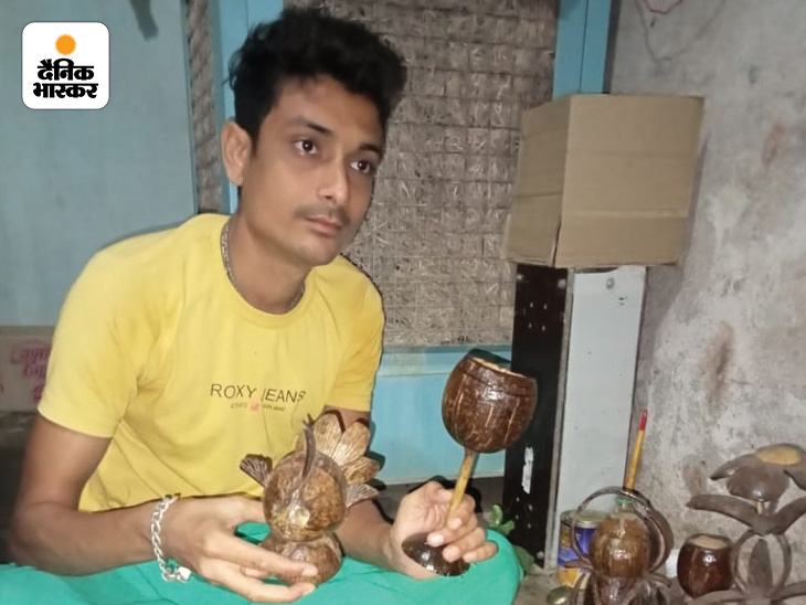 स्पाइन में तकलीफ के कारण सब्यसाची बहुत देर तक खड़े नहीं हो सकते न थे देर तक चल सकते हैं।