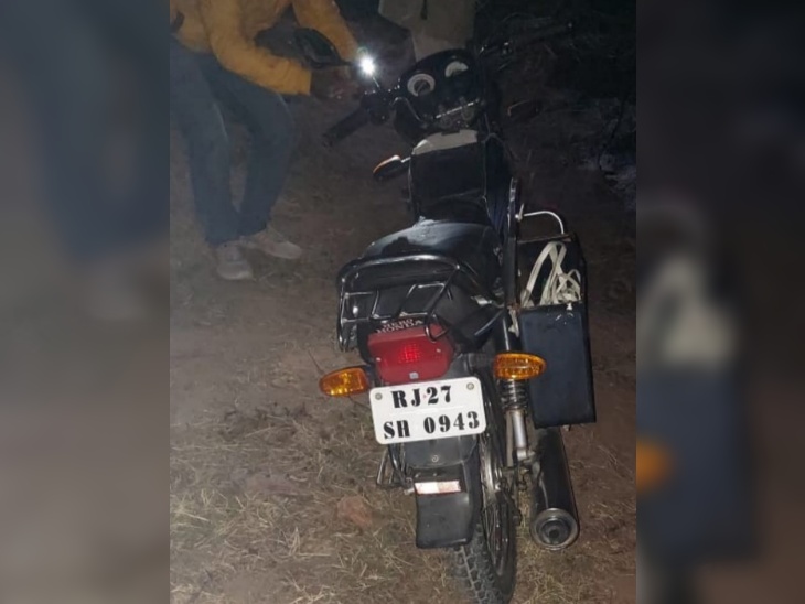 घटनास्थल पर युवक की बाइक खड़ी मिली। बाइक के नंबर से युवक की पहचान हुई।
