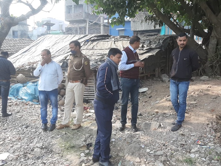 बम मिलने की सूचना पर पहुंची पुलिस।