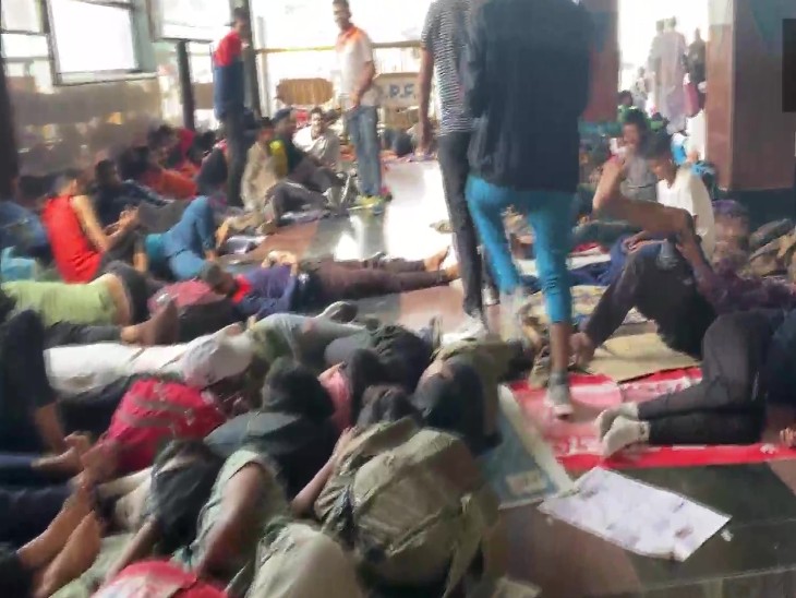 नासिक में सेना भर्ती में शामिल होने के लिए पहुंचे युवकों की भीड़।