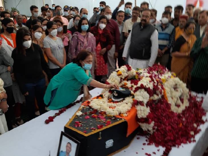 ग्रुप कैप्टन की मां उमा सिंह ने उनको आशीर्वाद दिया।