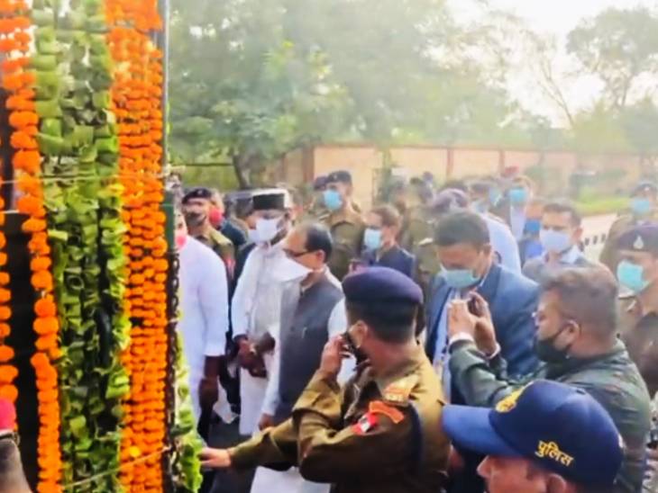 वरुण सिंह का पार्थिव शरीर सेना के वाहन से उनके घर लाया गया। सीएम कुछ दूर साथ चले।