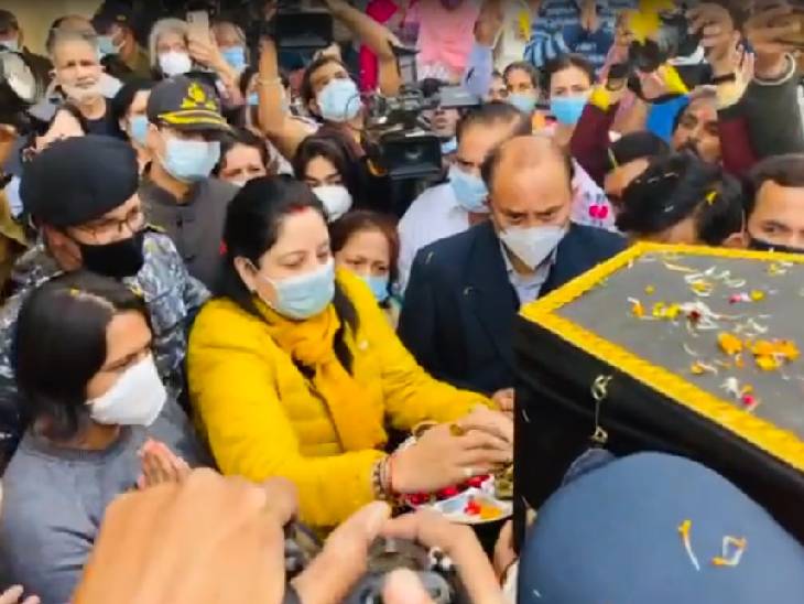 तिलक वंदन कर पार्थिव शरीर को घर के अंदर ले जाया गया।