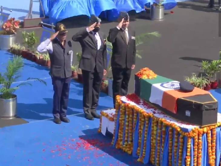 ग्रुप कैप्टन वरुण सिंह को बेंगलूरु एयरपोर्ट पर सेना के जवानों ने श्रद्धांजलि दी।