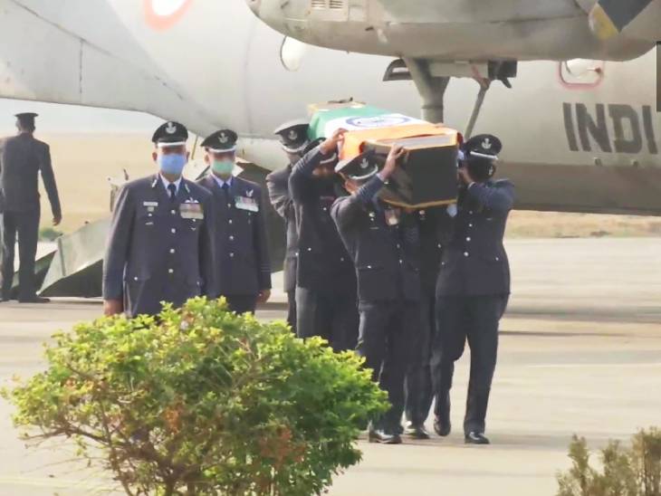 ग्रुप कैप्टन वरुण सिंह का पार्थिव शरीर गुरुवार दोपहर में भोपाल एयरपोर्ट पर लाया गया।