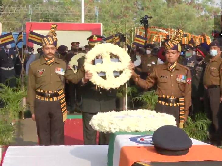 भोपाल एयरपोर्ट पर ग्रुप कैप्टन को मंत्रियों और अधिकारियों ने श्रद्धांजलि दी।