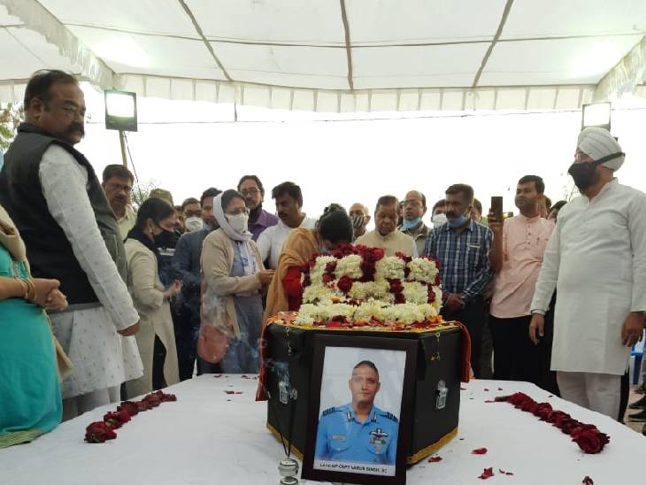 पार्थिव शरीर को आम लोगों के दर्शन के लिए घर के बाहर रखा गया।