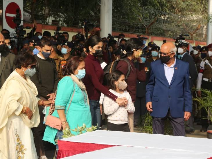 भोपाल एयरपोर्ट पर ग्रुप कैप्टन वरुण सिंह के परिजन-रिश्तेदार भी पहुंचे।