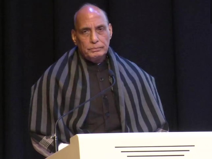 दिल्ली में आयोजित कार्यक्रम के दौरान बोलते केंद्रीय रक्षा मंत्री राजनाथ सिंह।