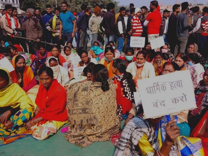 डकरा में बीच बाजार में धार्मिक संघटन से जुड़ी महिलाएं प्रदर्शन पर बैठ गईं हैं।