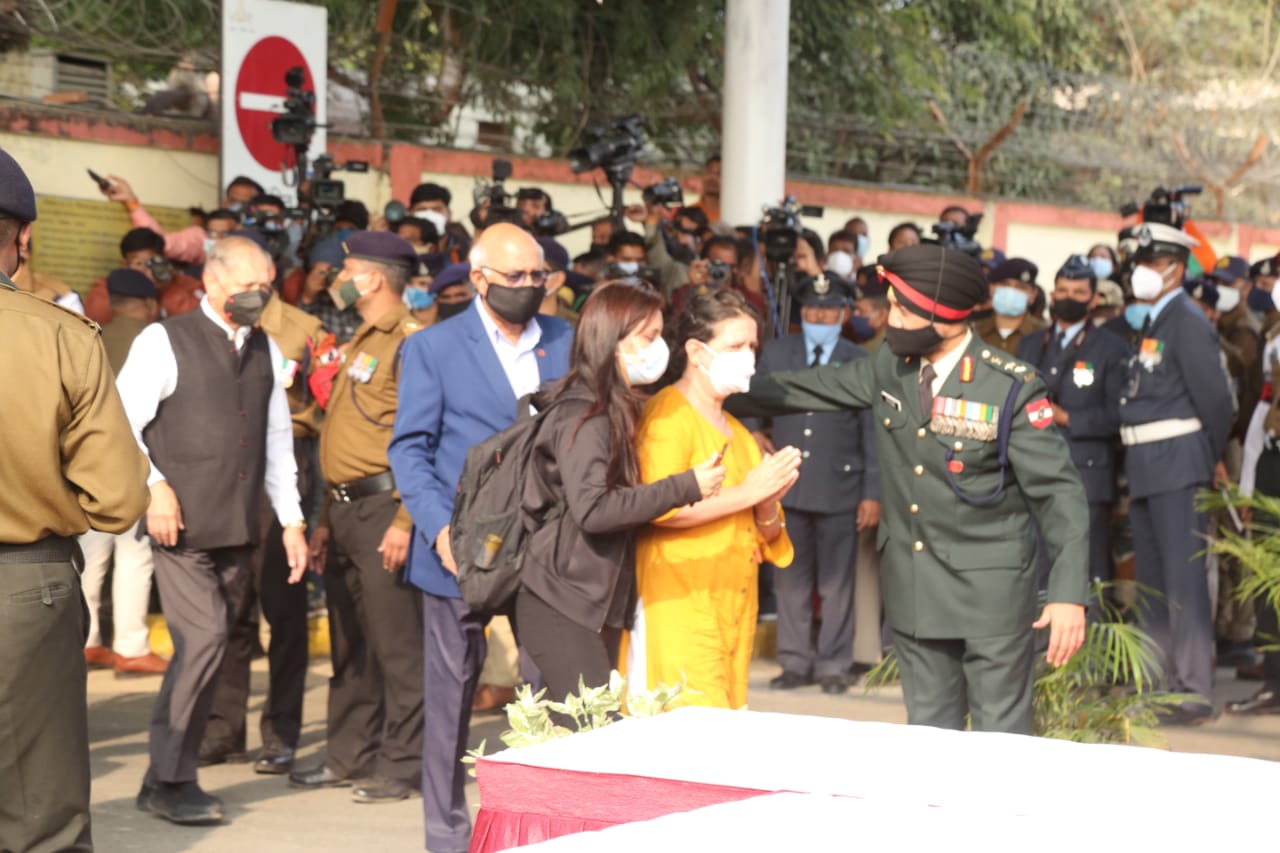 भोपाल एयरपोर्ट पर ग्रुप कैप्टन के परिजन को ढांढस बंधाते सेना के अधिकारी।