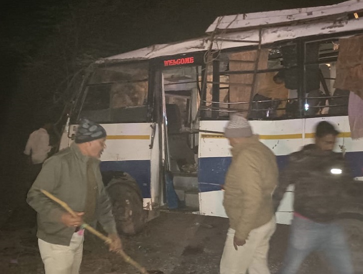 हादसे के बाद मौके पर पहुंची पुलिस।