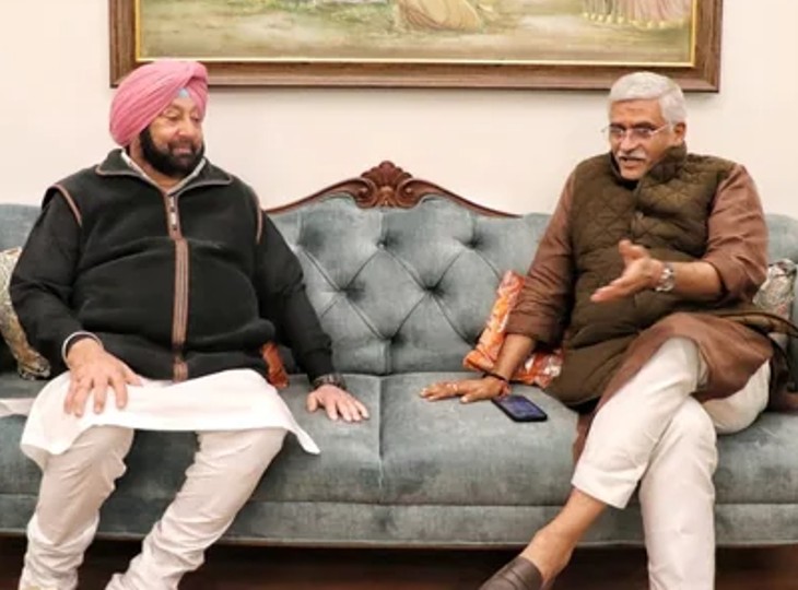 BJP के पंजाब चुनाव प्रभारी गजेंद्र शेखावत से मुलाकात करते कैप्टन अमरिंदर सिंह।