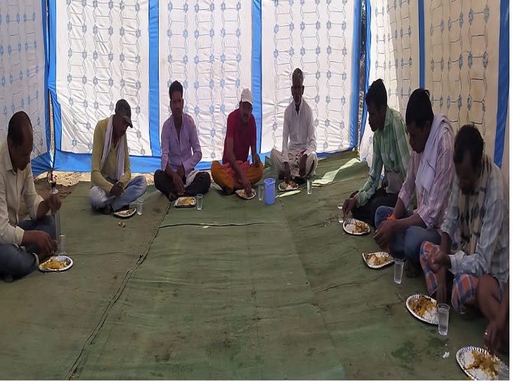100 पंडों में खाने की चीज़ें होती हैं।