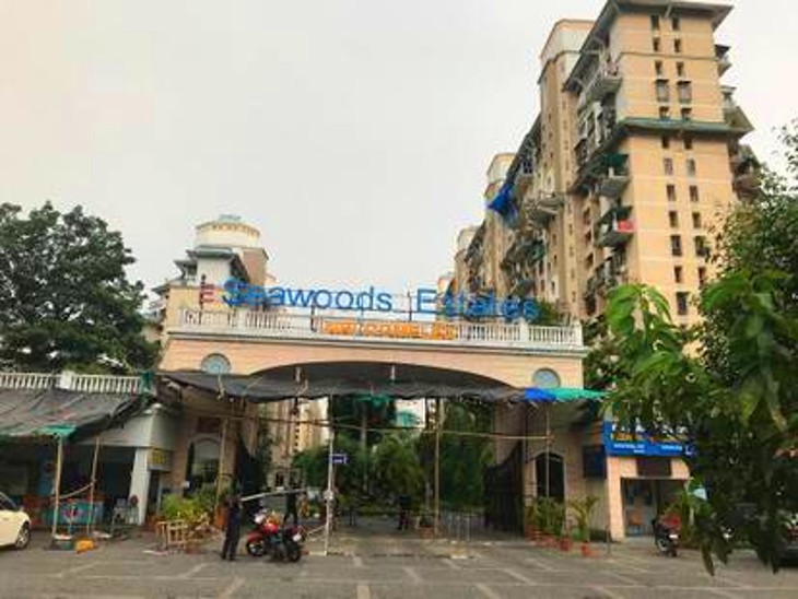 महिला सी वुड एस्टेट नाम की इस सोसाइटी के NRI कॉम्प्लेक्स में रहती है।