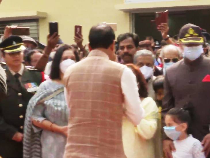 मुख्यमंत्री शिवराज सिंह चौहान ने ग्रुप कैप्टन के परिवार को सांत्वना दी।